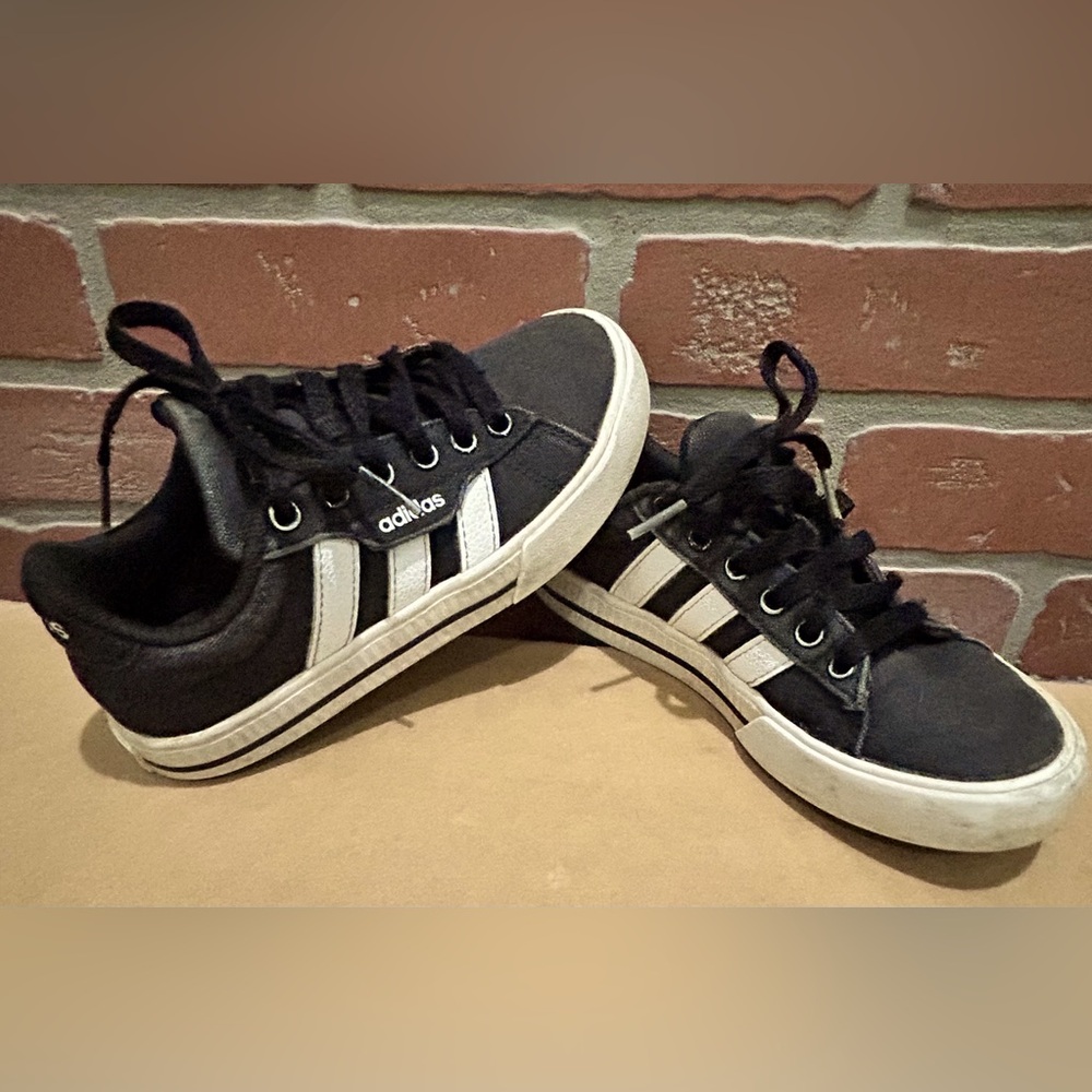 Adidas little boys 3 stripe canvas sneakers black w/white stripes